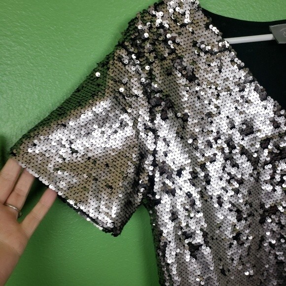 Anthropologie Vanessa Virginia Trendy Silver Sequin Short Sleeve Shirt Size  XS - Picture 2 of 10